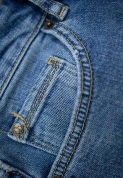 Garcia 295 Luisa - Straight Leg Jeans - Medium Used 11 Garcia 295 Luisa - Straight Leg Jeans - Medium Used -Clothing 9dfe83d2745e4699a596f39a053d7083