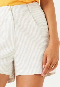 Garcia Shorts - Off White 10 Garcia Shorts - Off White -Clothing ca1400318a9d4e5e92dfaab3a898c750